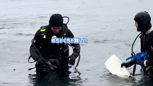 海中で魚を撮影する濱口優