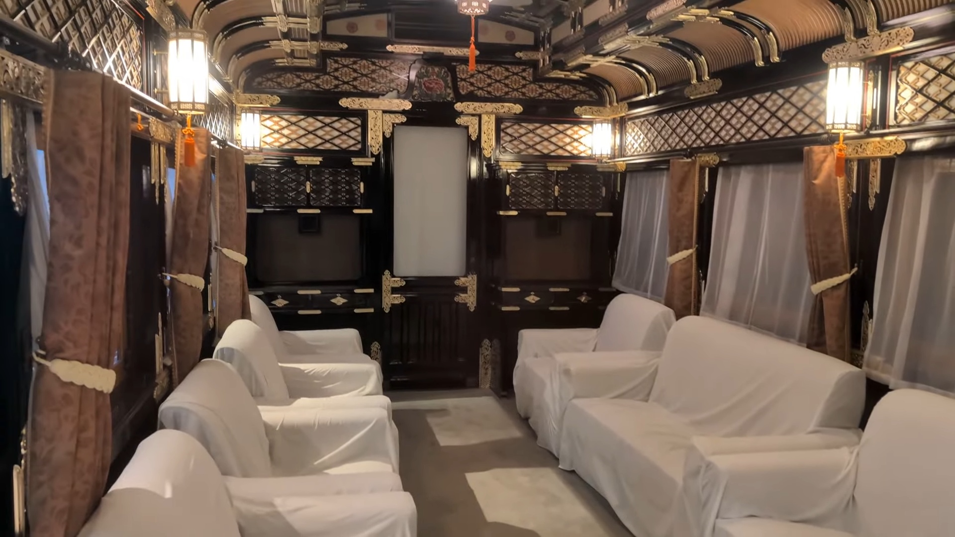 スーツ、鉄道博物館で「座席解説」の画像