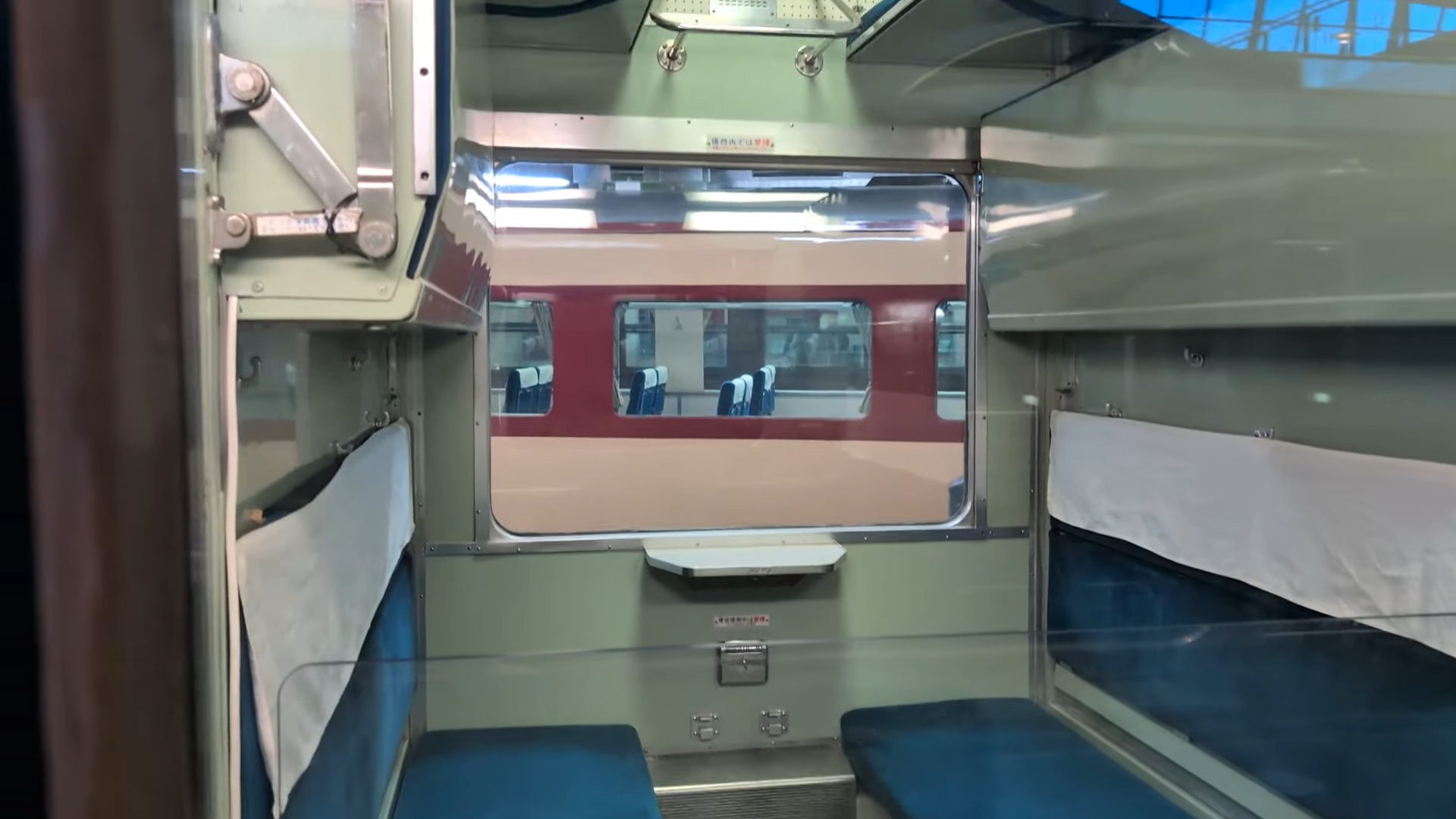 スーツ、鉄道博物館で「座席解説」の画像