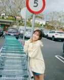 櫻坂46 松田里奈、標識のポーズを真似するの画像