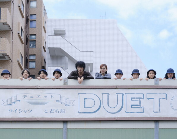 幾田りら&ZICO、コラボシングル「DUET」コンセプトフォト公開 対照的な雰囲気のふたりが群衆の中で佇む
