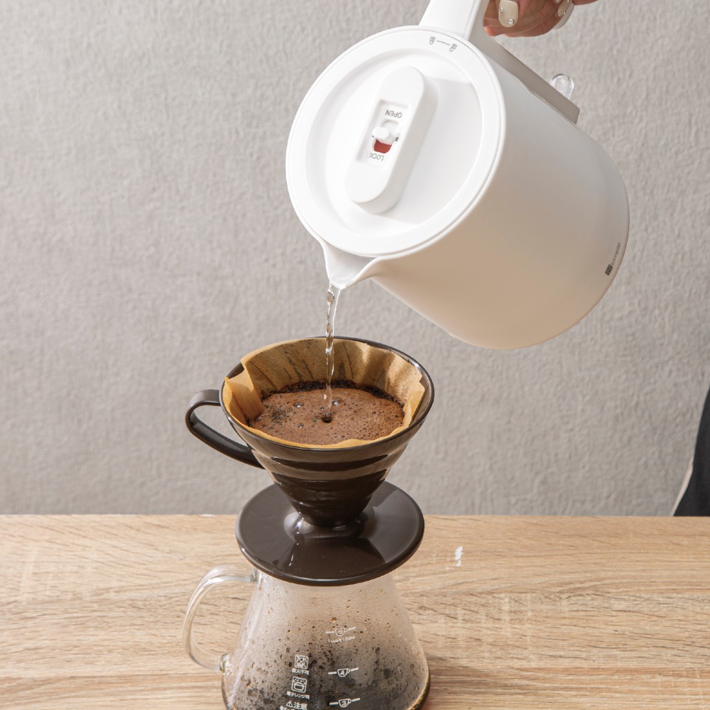 コーヒーに淹れる様子