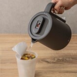 カップ麺に注ぐ様子