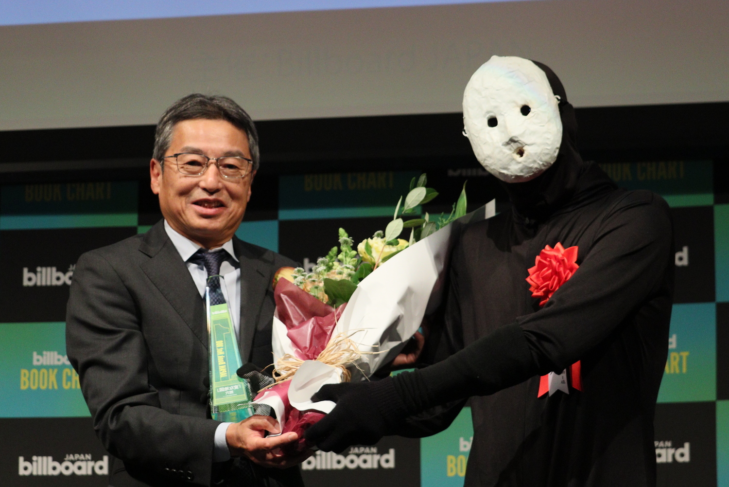 雨穴『変な地図』が授賞式で自作楽曲を披露