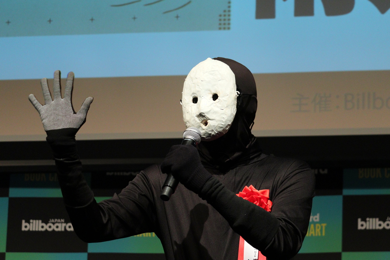 雨穴『変な地図』が授賞式で自作楽曲を披露の画像