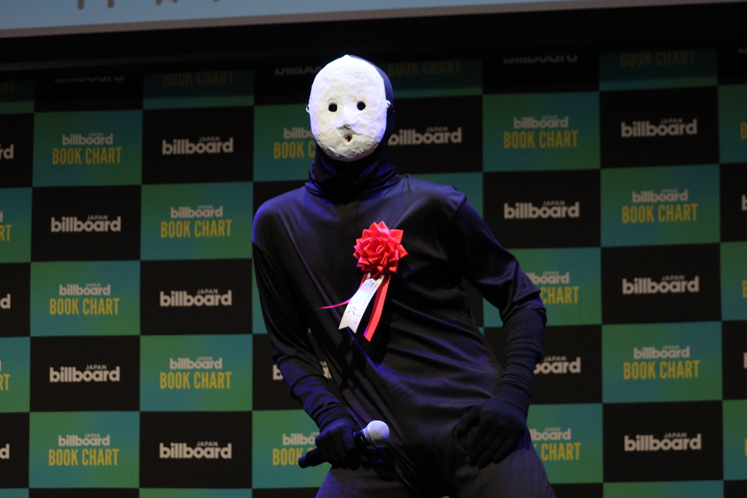 雨穴『変な地図』が授賞式で自作楽曲を披露の画像