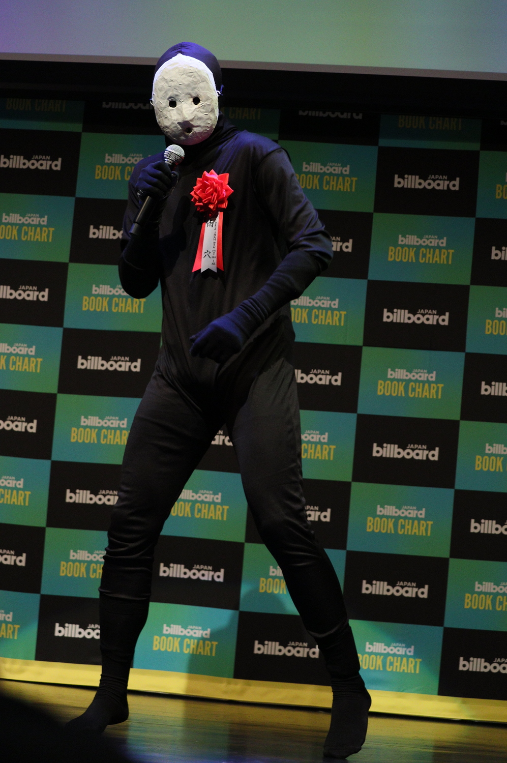 雨穴『変な地図』が授賞式で自作楽曲を披露の画像