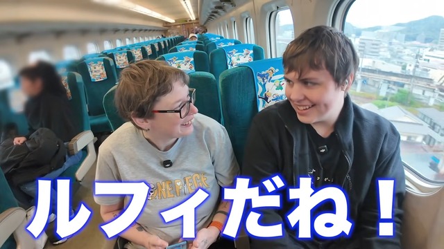 日本の新幹線を見て興奮する外国人YouTuber