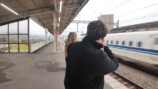 日本の新幹線を見て興奮する外国人YouTuber