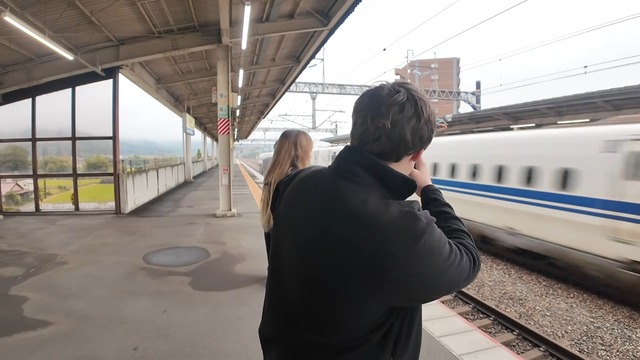 日本の新幹線を見て興奮する外国人YouTuber