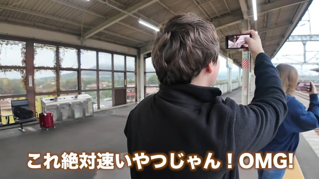 日本の新幹線を見て興奮する外国人YouTuber