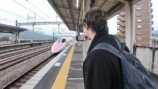 日本の新幹線を見て興奮する外国人YouTuber