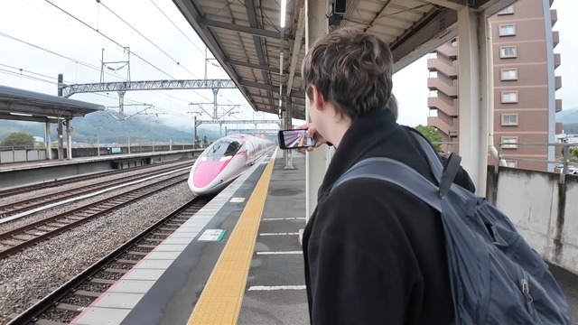 日本の新幹線を見て興奮する外国人YouTuber