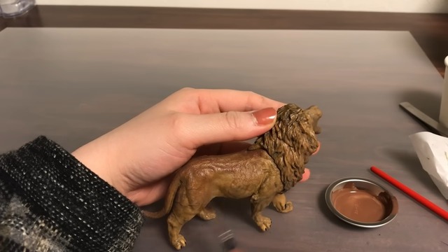 リペイントで大変貌した100円のライオンフィギュア