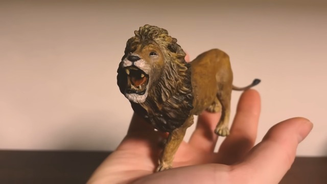 リペイントで大変貌した100円のライオンフィギュア