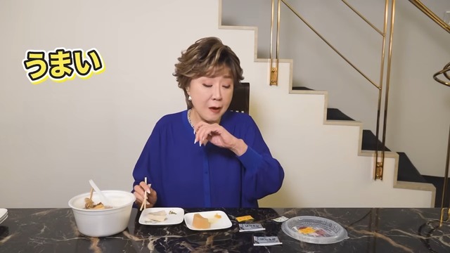 コンビニおでんを食べる小林幸子