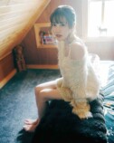 櫻坂46 松田里奈、屋根裏部屋カットが公開の画像