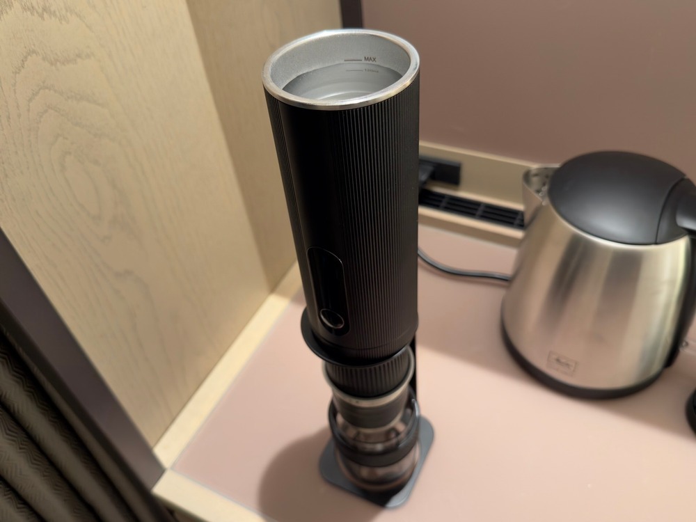 縦長のコーヒーメーカー「Revonia」の画像