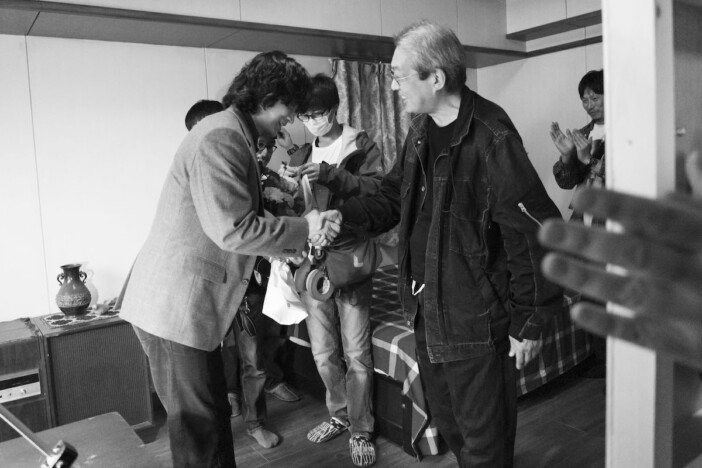 綾野剛が荒井晴彦監督と固い握手　『星と月は天の穴』メイキング写真公開