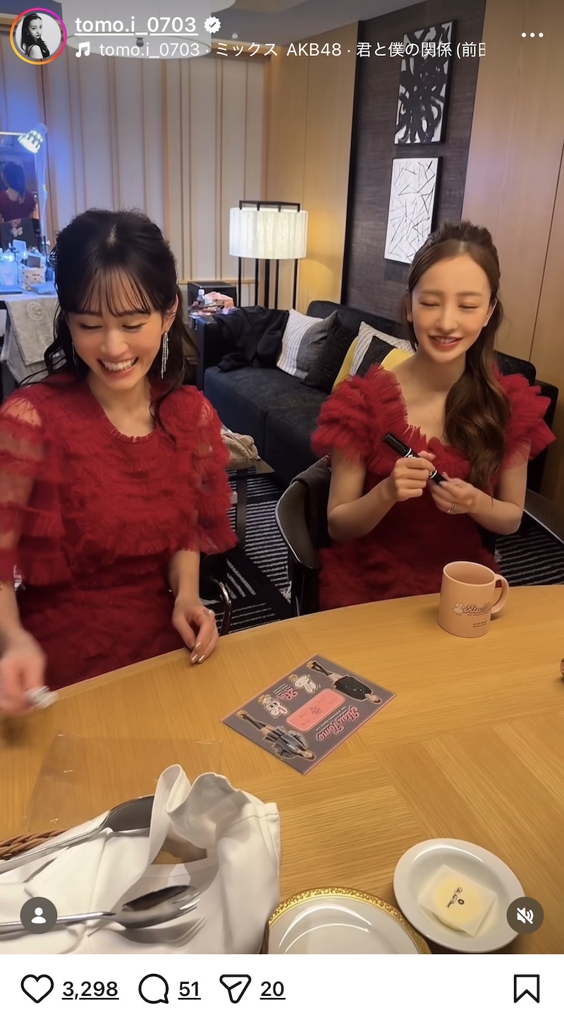 板野友美・前田敦子、クリスマスに名曲披露の画像