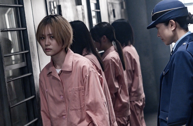 『パンチドランク・ウーマン』拘置所セットの画像