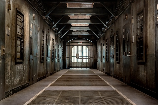 『パンチドランク・ウーマン』拘置所セットの画像