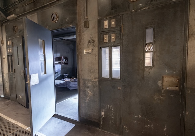 『パンチドランク・ウーマン』拘置所セットの画像