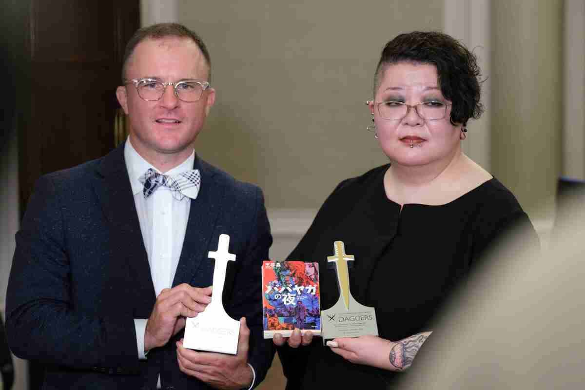 『ババヤガの夜』イギリス版Wカバーに特装の画像