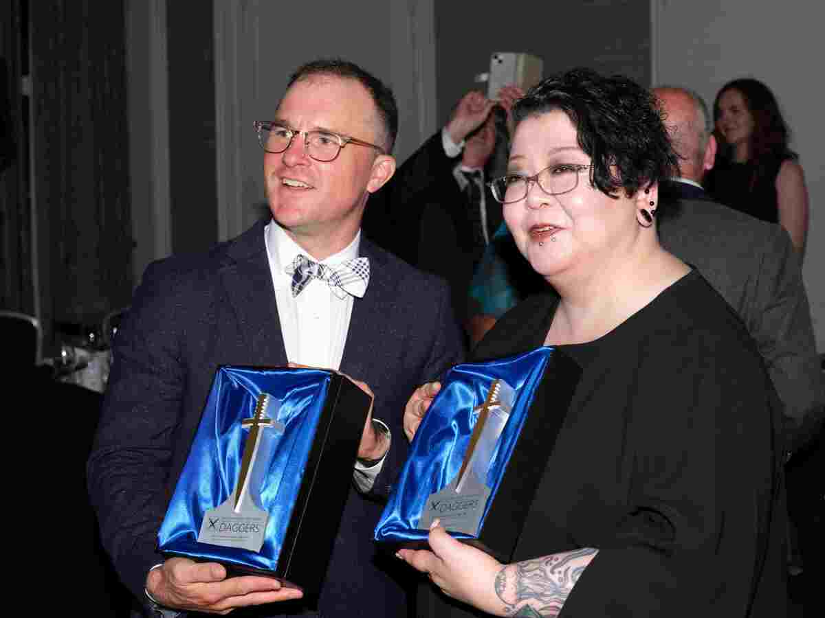 『ババヤガの夜』イギリス版Wカバーに特装の画像