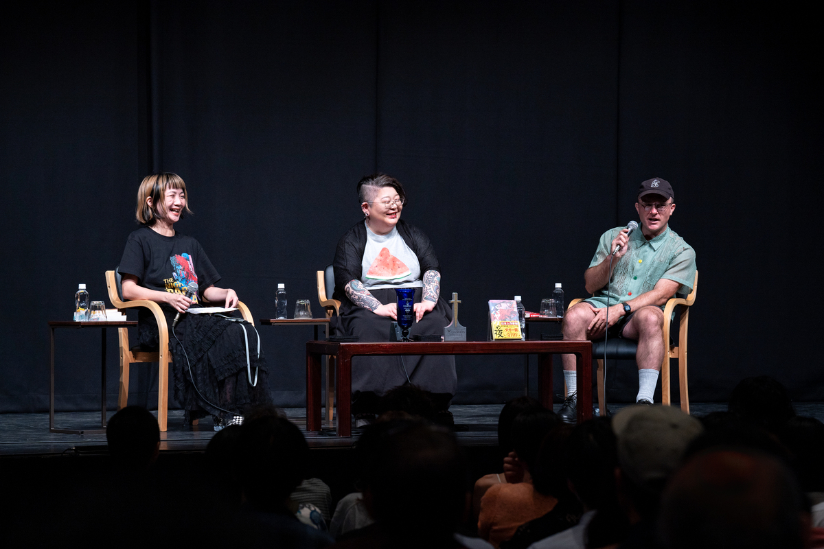 『ババヤガの夜』イギリス版Wカバーに特装の画像