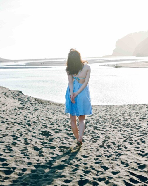 櫻坂46 松田里奈、夕日の輝くビーチシーンでただずむ 1st写真集の裏