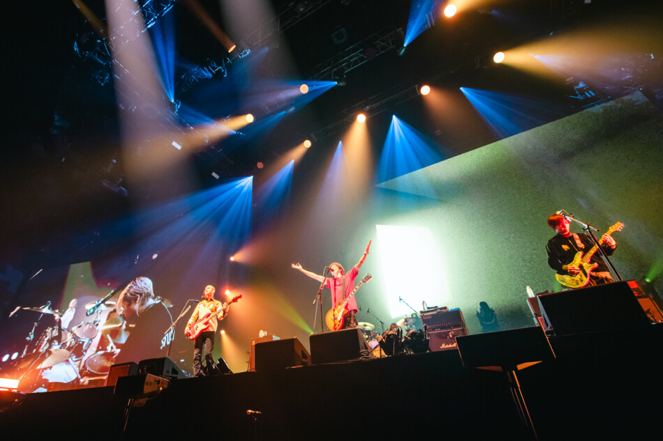 MONOEYES、10周年アリーナ公演レポート