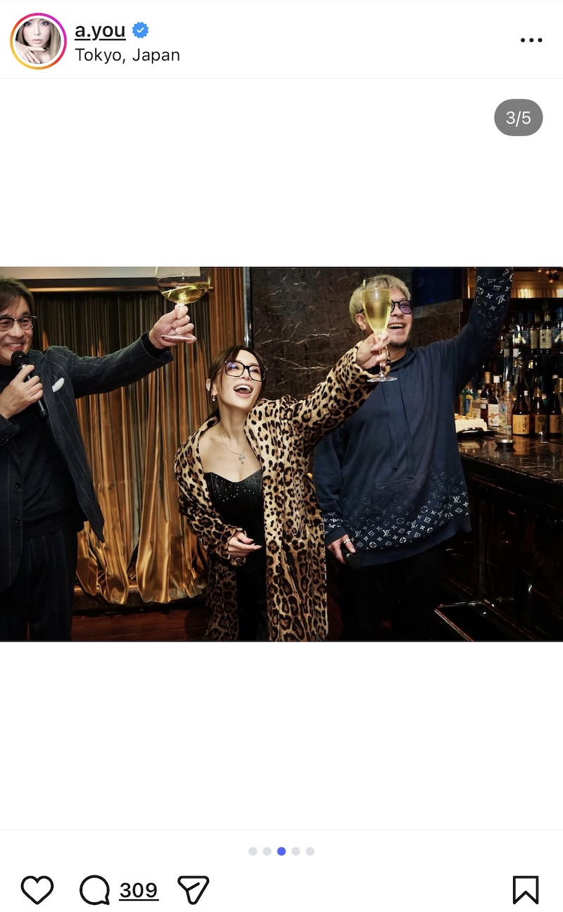 浜崎あゆみ、ヒョウ柄コートでパーティへの画像