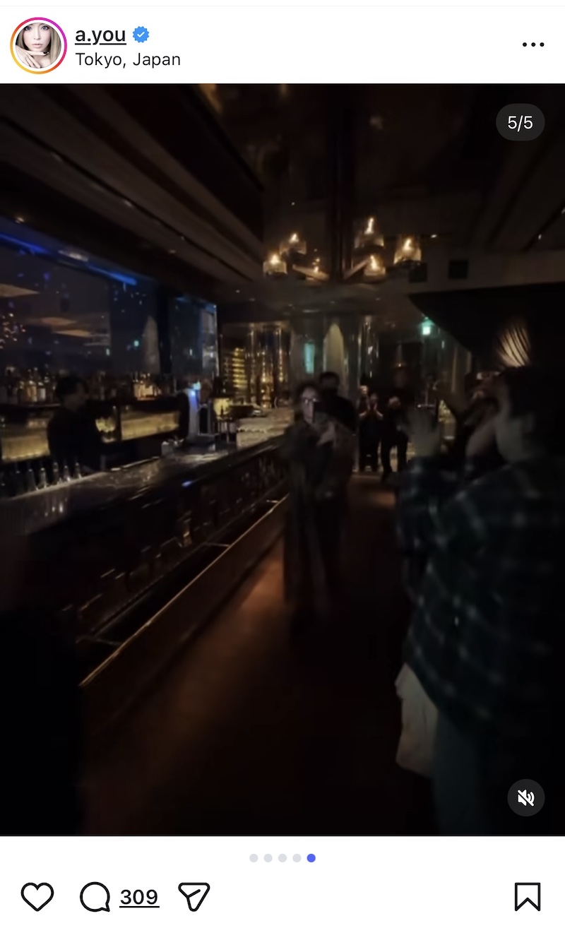 浜崎あゆみ、ヒョウ柄コートでパーティへの画像