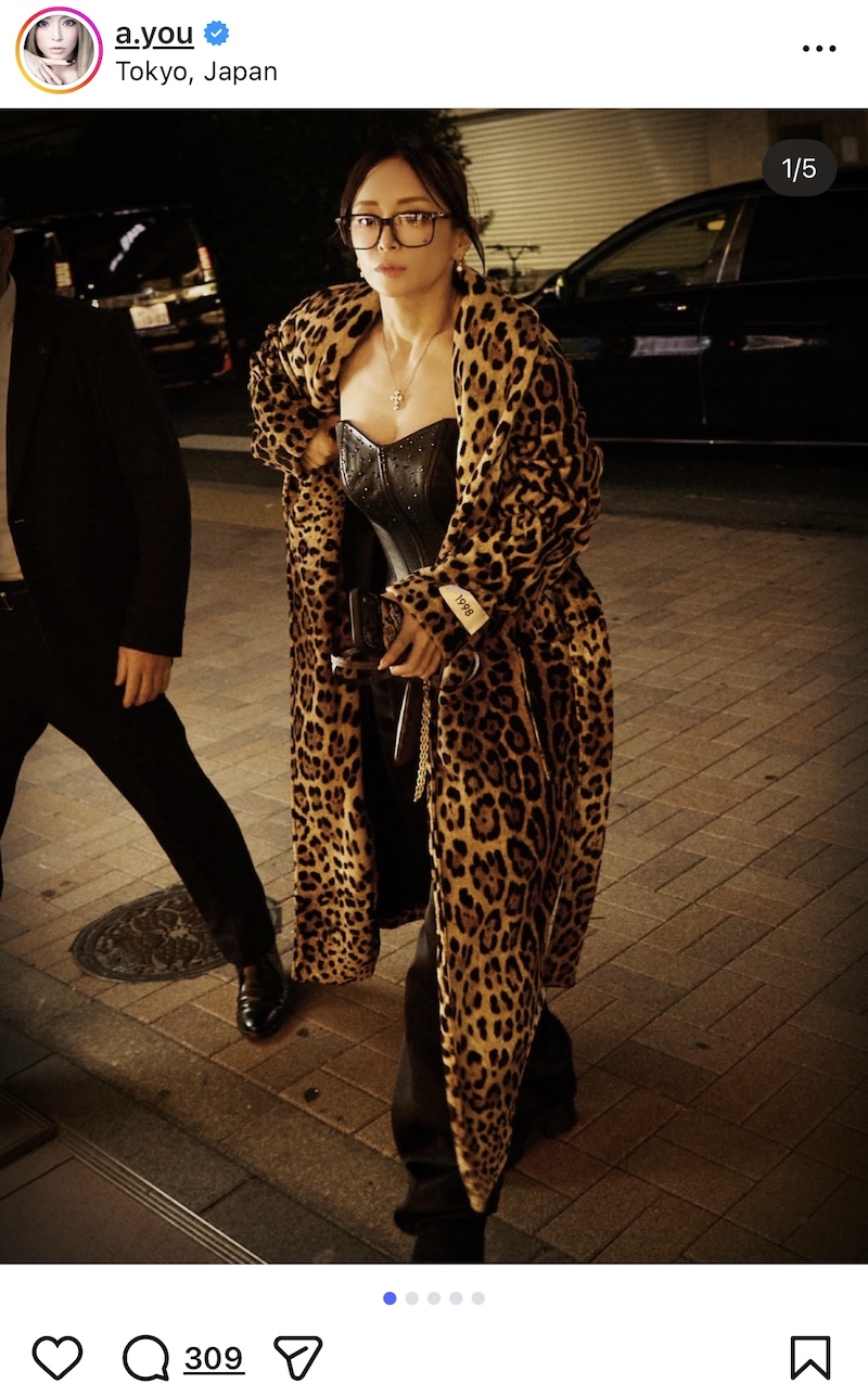 浜崎あゆみ、ヒョウ柄コートでパーティへの画像