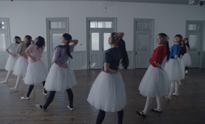 『白の花実』振付家・寺杣彩のコメント到着 湖でのダンス特別授業を捉えた本編映像も