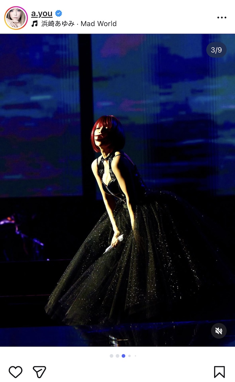 浜崎あゆみ、赤髪ボブ＆黒ドレスのオフショの画像