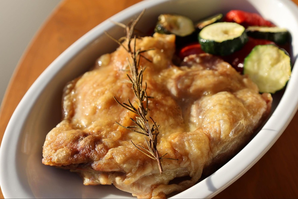 出来上がったローストチキン、温野菜