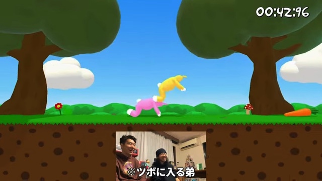 仲良くゲームを楽しむ柄本兄弟