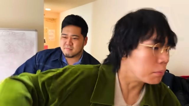 TikTokを撮影する令和ロマン