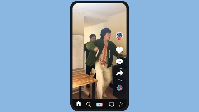 TikTokを撮影する令和ロマン