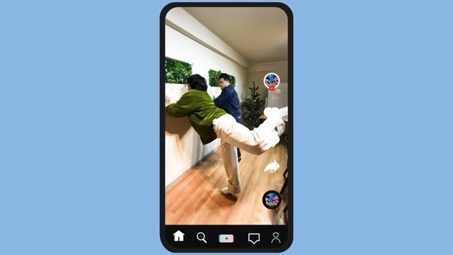 TikTokを撮影する令和ロマン