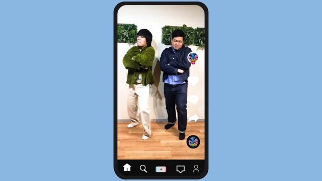 TikTokを撮影する令和ロマン