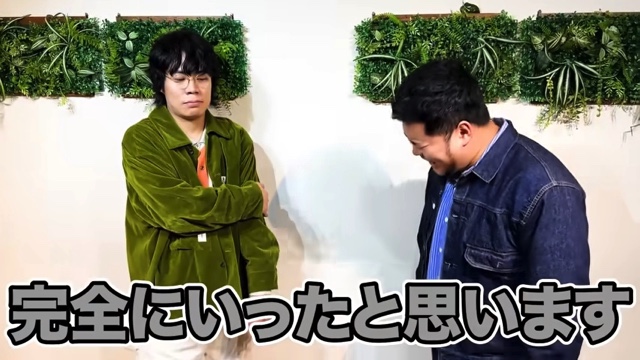 TikTokを撮影する令和ロマン