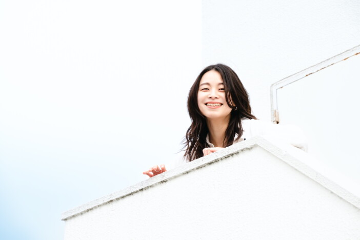 片平里菜、ニューシングル『愛するたびに』リリース　「女の子は泣かない」弾き語りカバーも収録