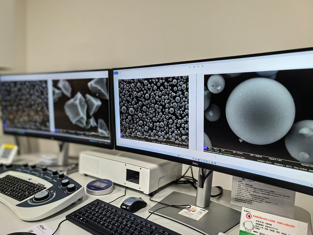 左が一般的なシリコンカーボンの電子顕微鏡写真。右の滑らかなものがOPPO開発品