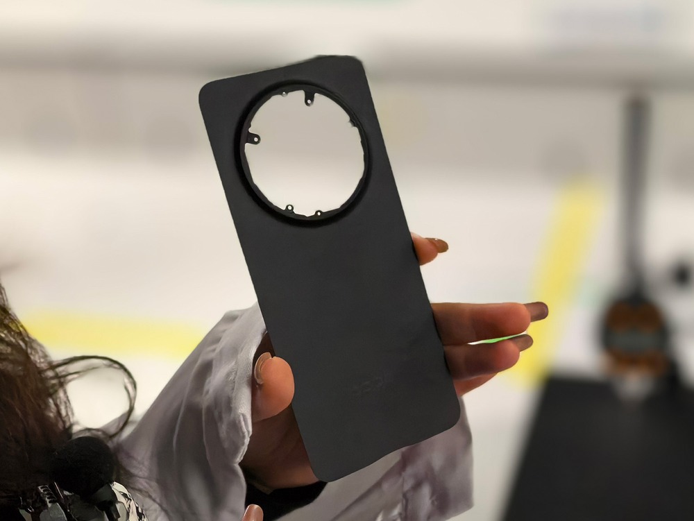 折りたたみスマホを軽量化できる新素材の背面カバー