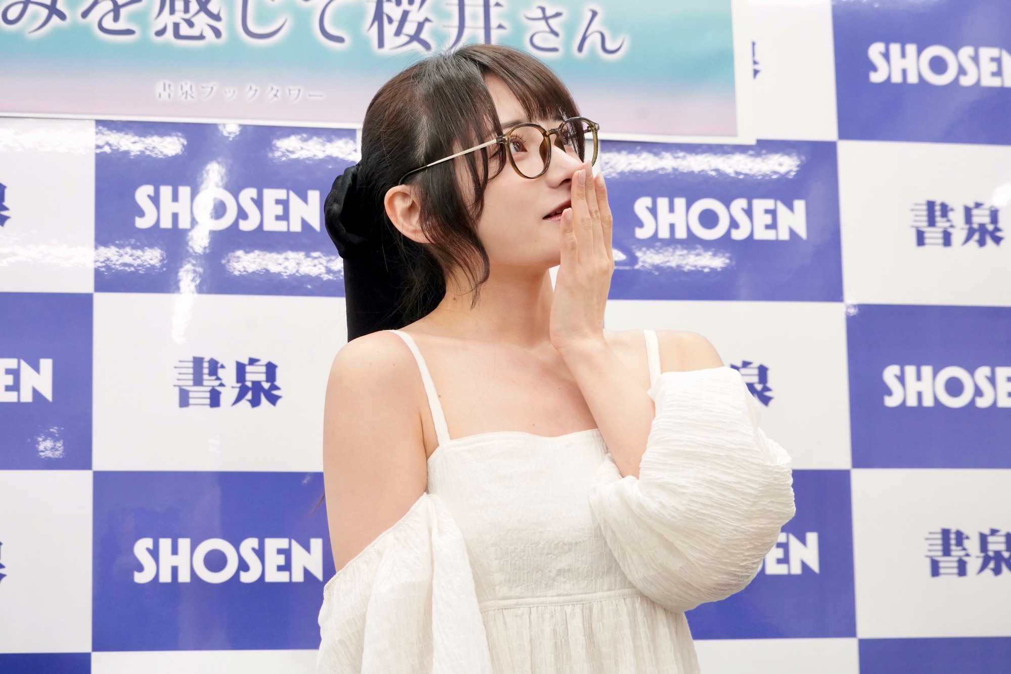 尊みを感じて桜井、初の写真集の手応え語るの画像