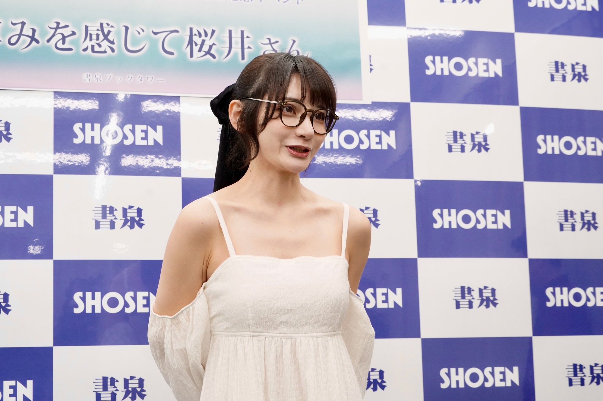 尊みを感じて桜井、初の写真集の手応え語るの画像