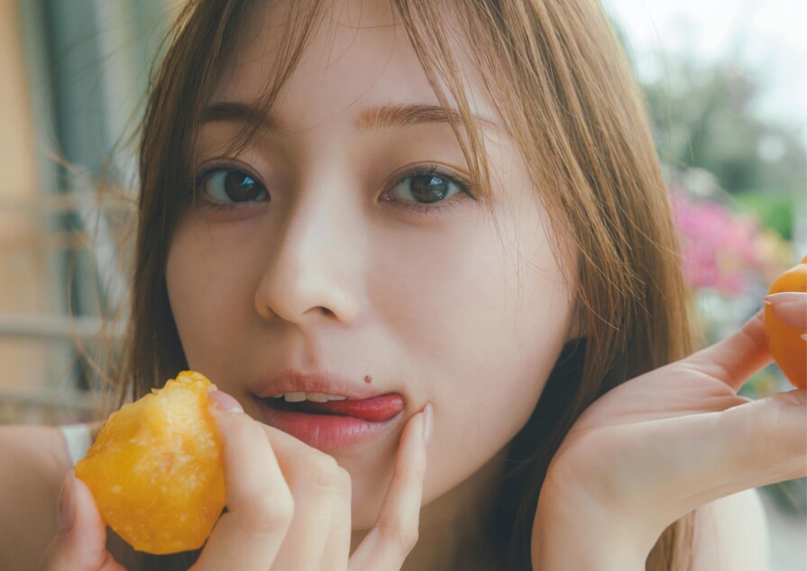 乃木坂46・梅澤美波、ほぼすっぴんで桃をぺろり！ 写真集“舌ペロ
